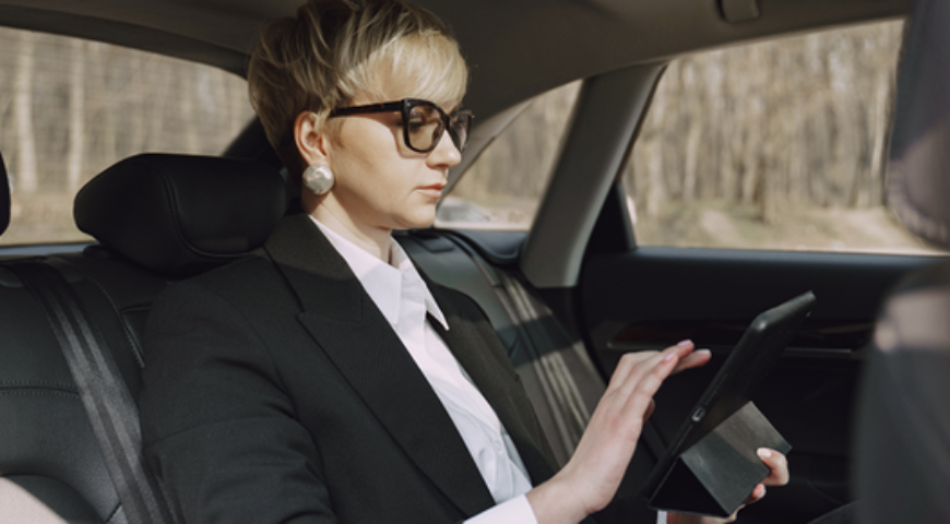 What are some significant advantages of using chauffeured limo services?