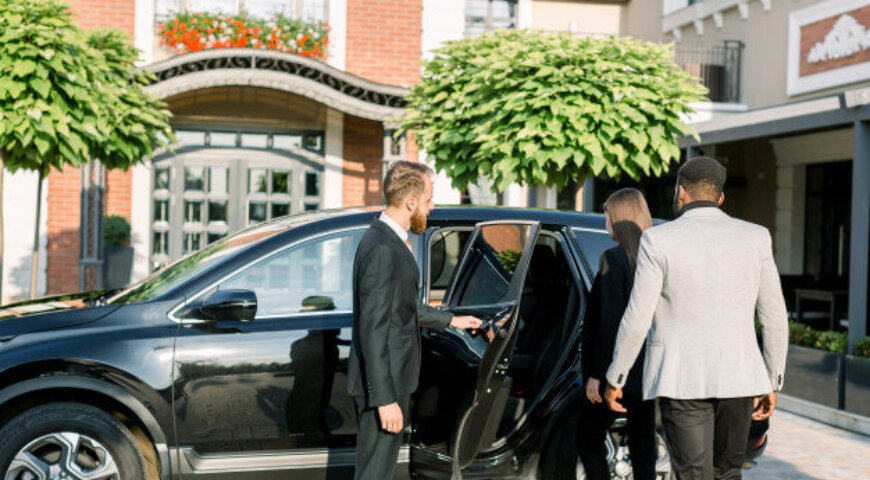 Holiday Magic On Wheels: How a Limo Makes Chicago’s Festive Season Extra Special